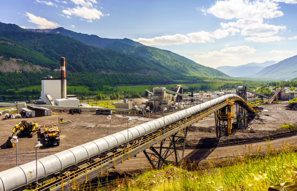 Instalación industrial en entorno natural que ilustra el cumplimiento de normativas ambientales en Chile para el control de emisiones y gestión ambiental empresarial.